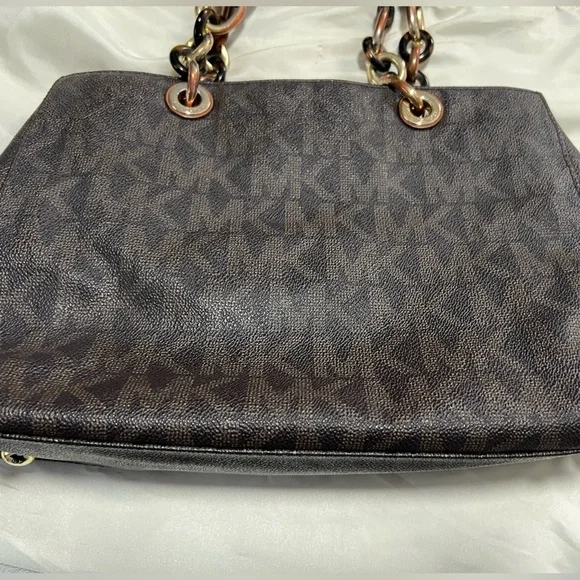 Micheal Kors Signature Tote - Picture 13 of 14